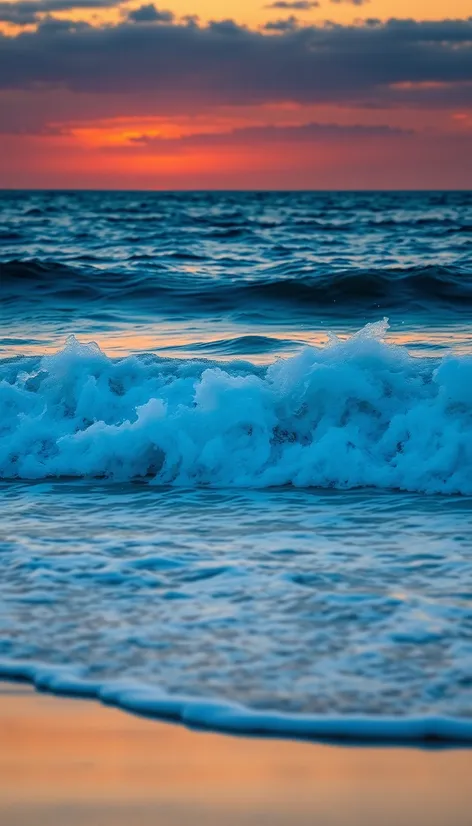 ocean waves crashing