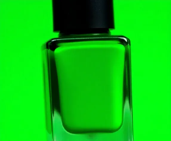 green fingernail polish